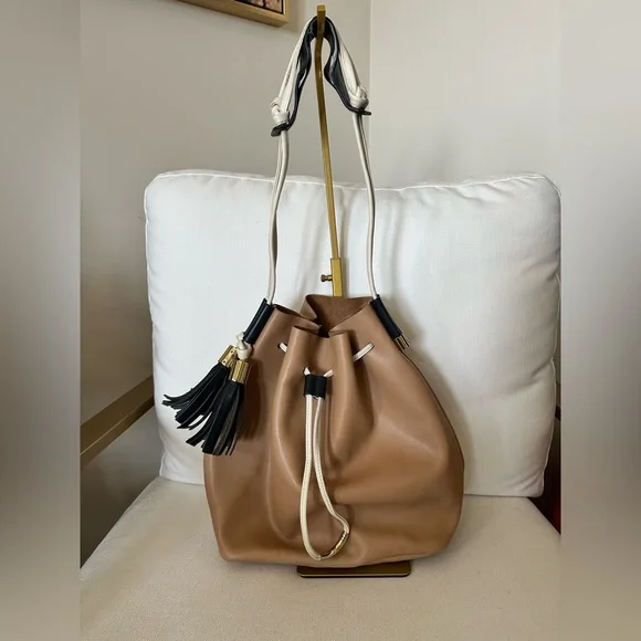 Vince Camuto Lorin Drawstring Leather Bucket Bag  display picture 3
